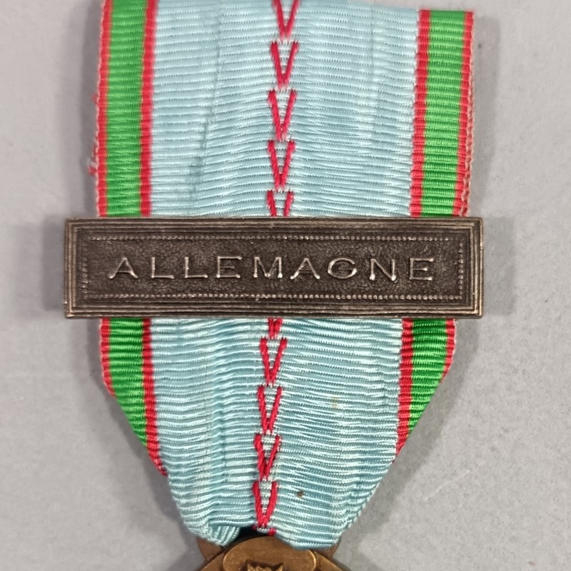 MEDAILLE COMMEMORATIVE GUERRE 1939-1945 ARMEE DE LIBERATION AVEC BARRETTE ALLEMAGNE